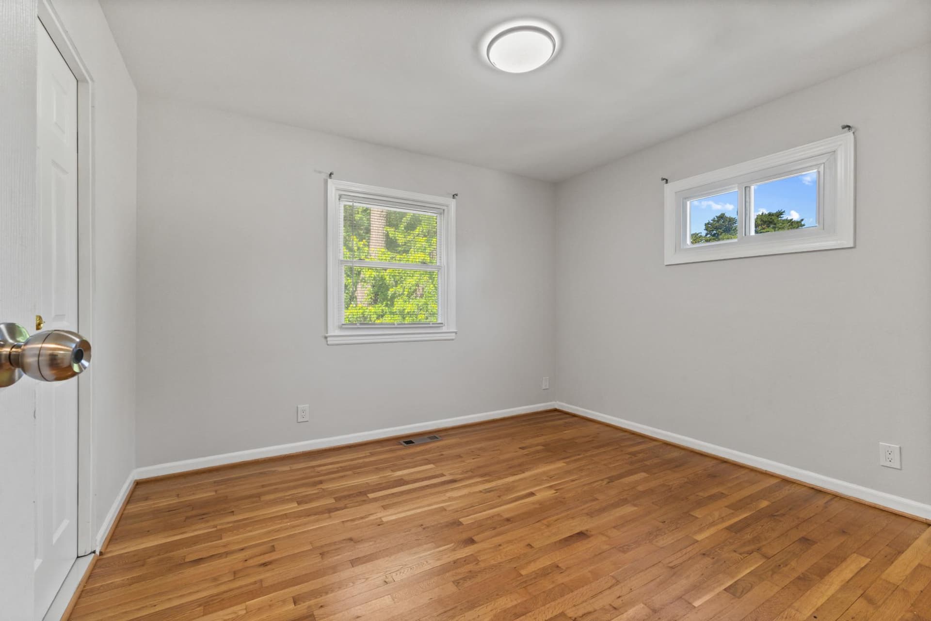 403 W Poplar Road photo 9