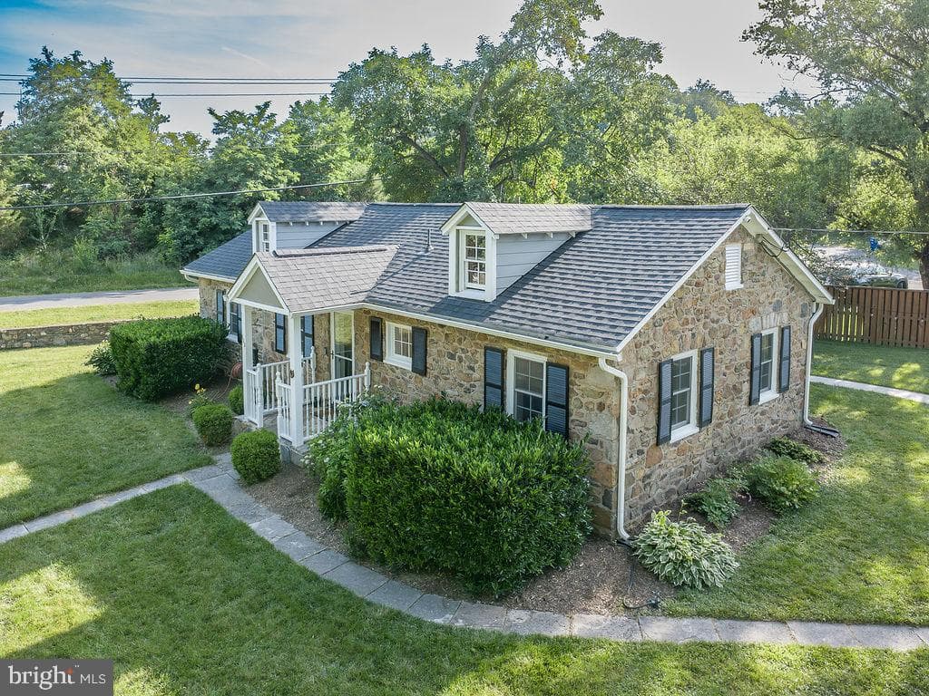 102 Phillips Court NW photo 1