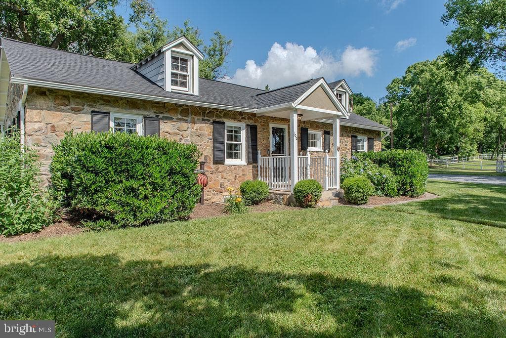 102 Phillips Court NW photo 3