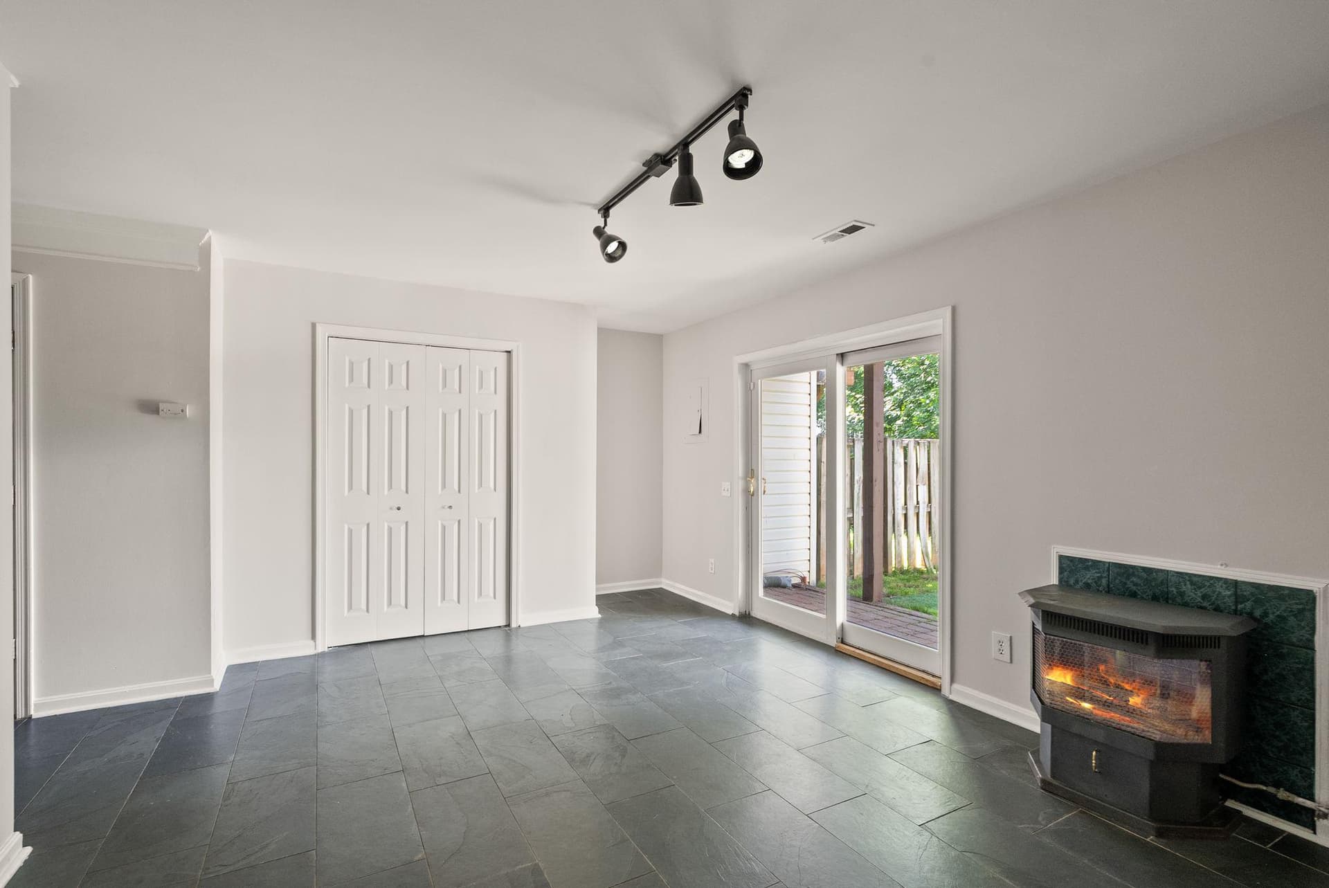 303 Barnfield Square NE photo 28