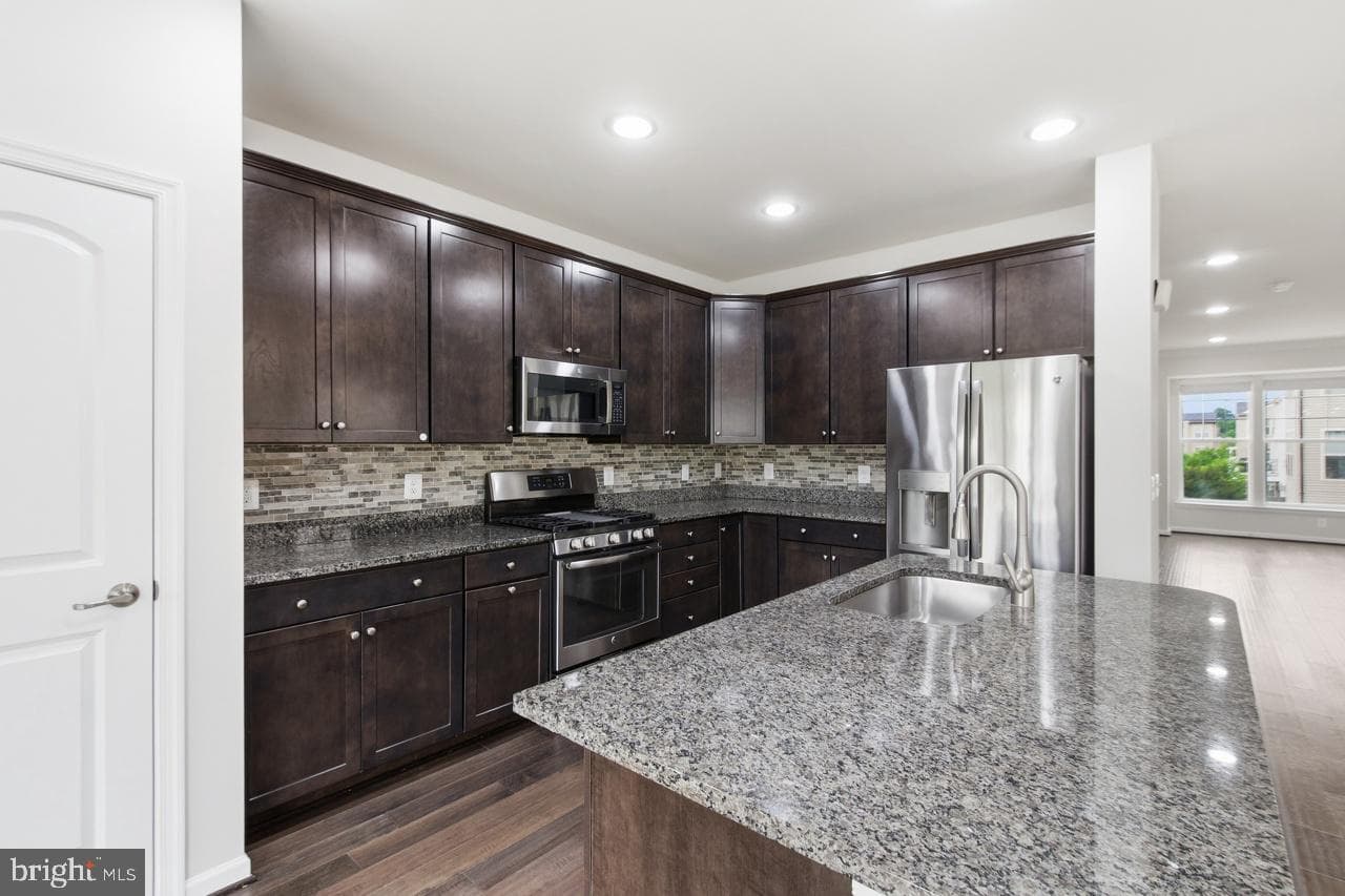 25288 Arrowroot Terrace photo 16