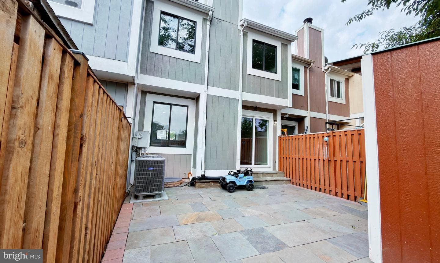 30 Sugarland Square Court photo 19
