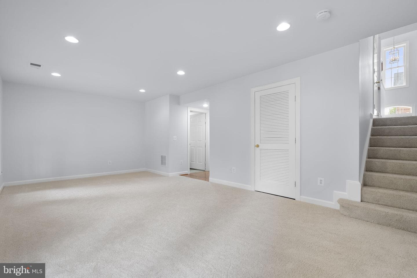 41794 Expectation Square photo 38