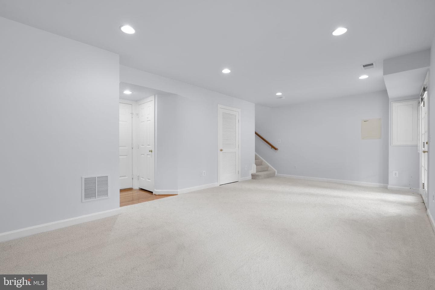41794 Expectation Square photo 39