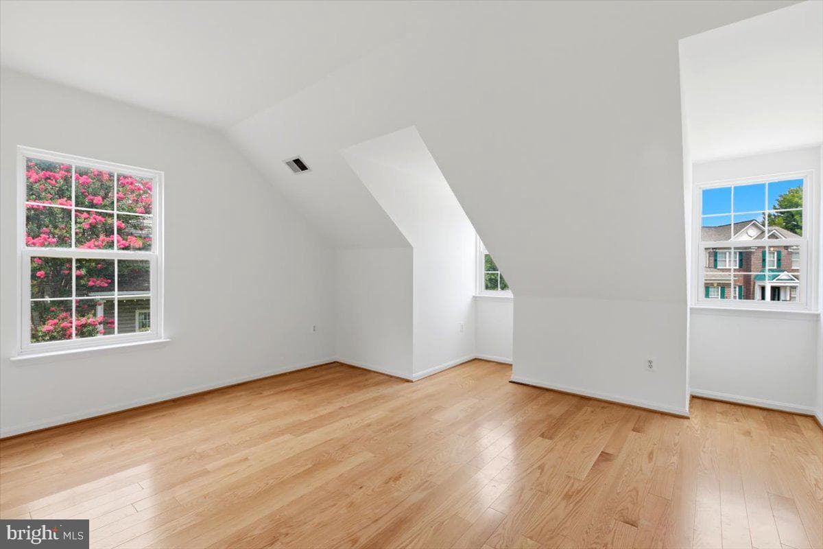 601 Newington Place NE photo 31
