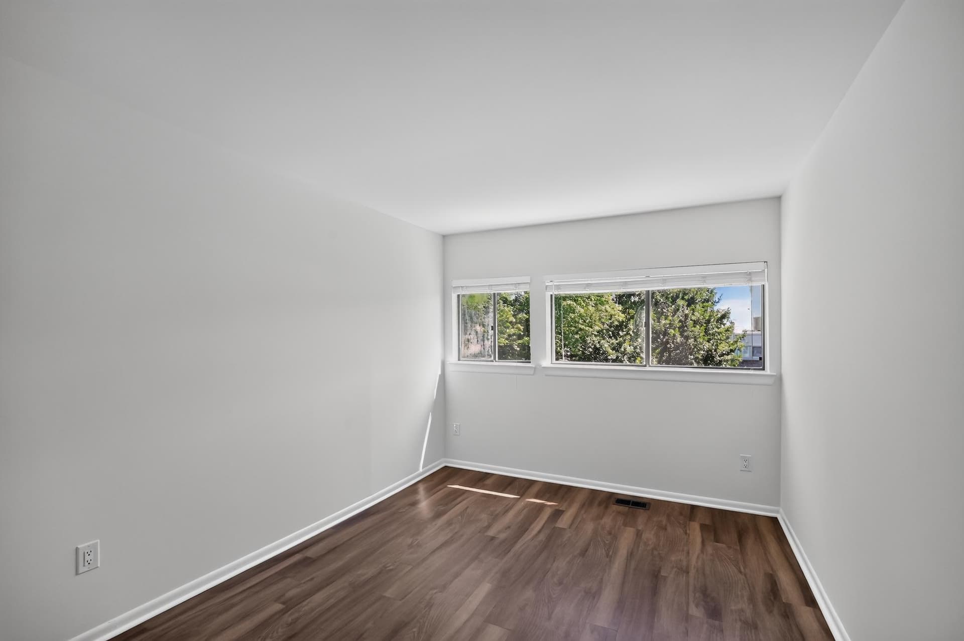 1056 Warwick photo 10