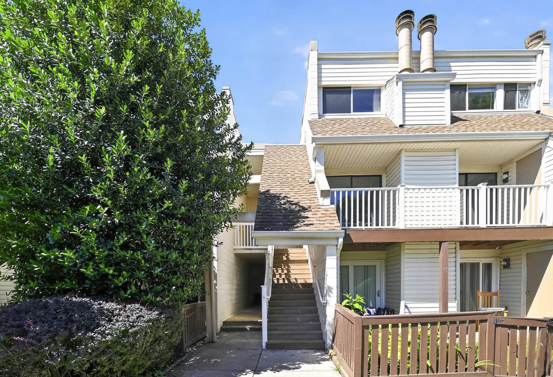 1056 Warwick photo 14