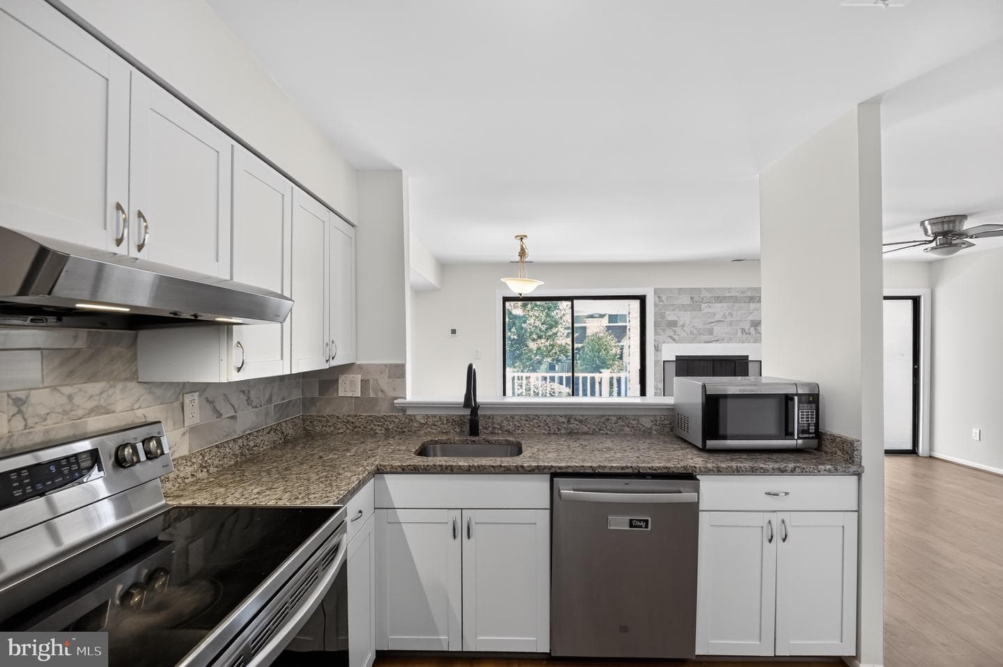 1056 Warwick photo 5