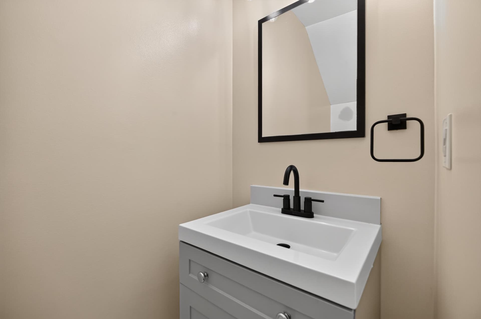 1056 Warwick photo 6