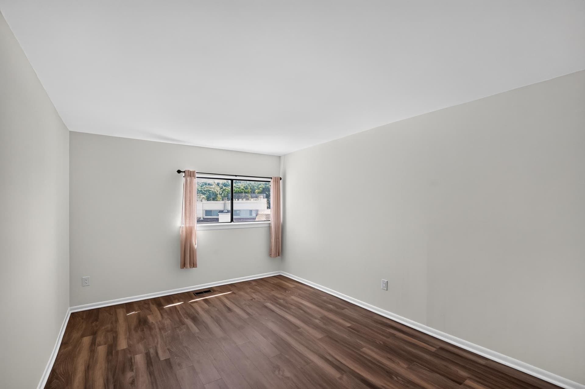 1056 Warwick photo 8