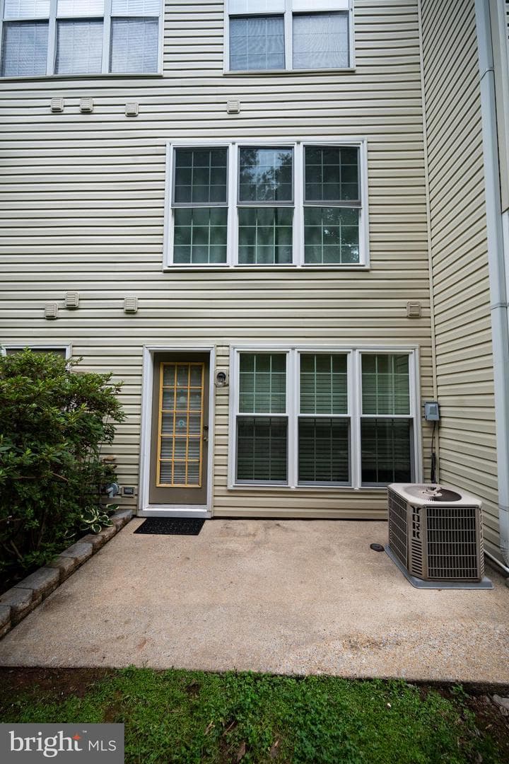 46946 Courtyard Square, Sterling