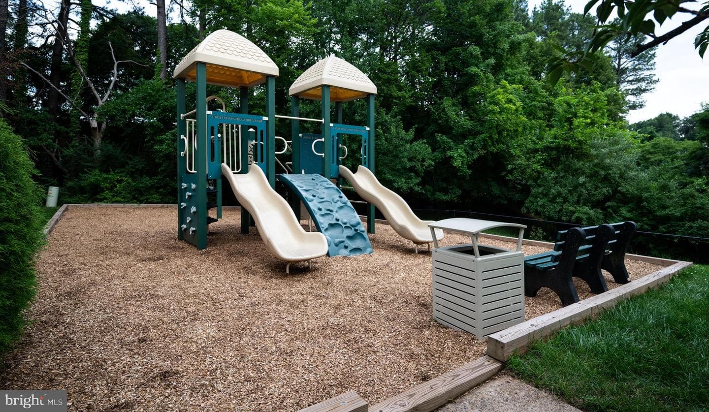 46946 Courtyard Square photo 4