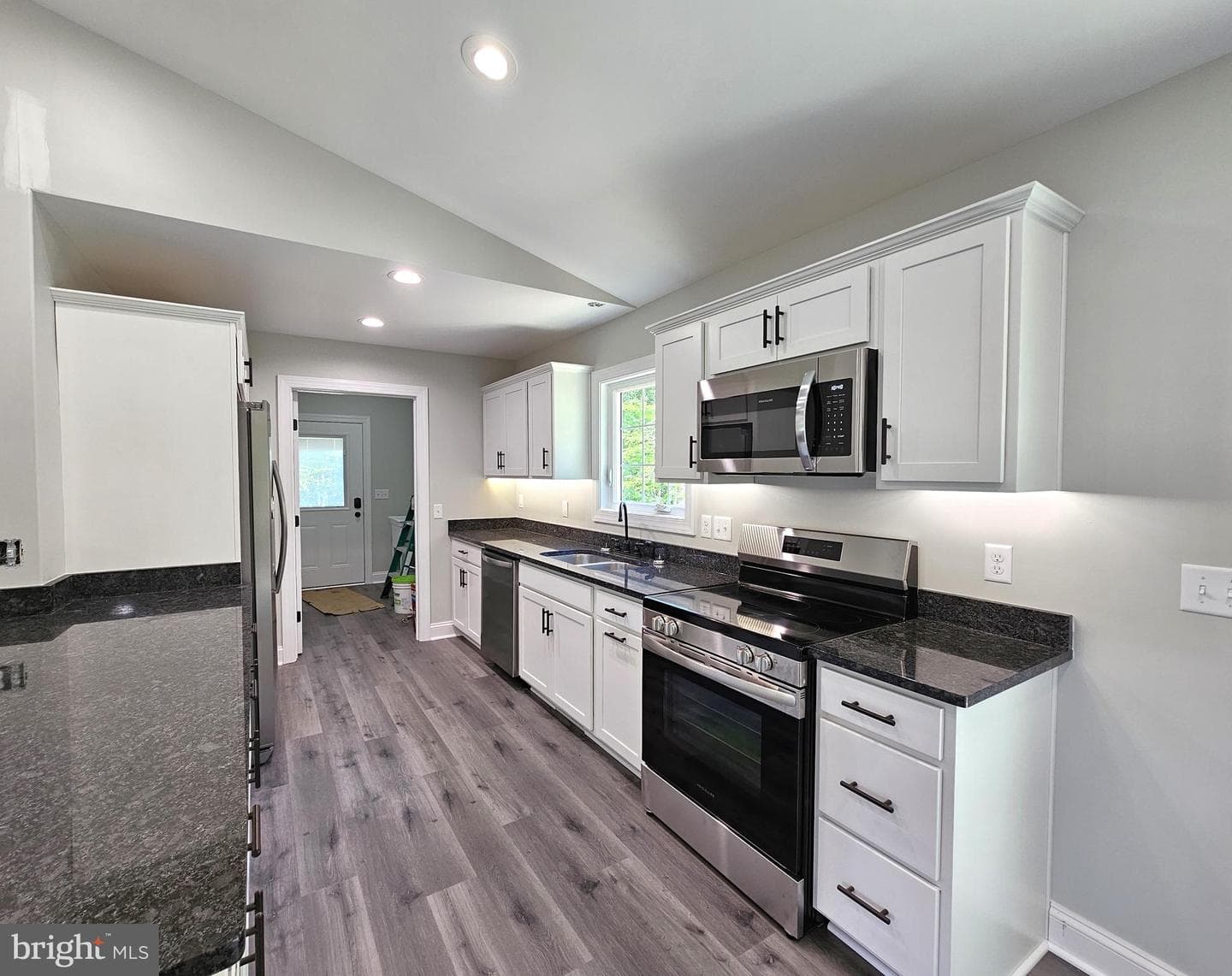 906 George James Loop photo 9