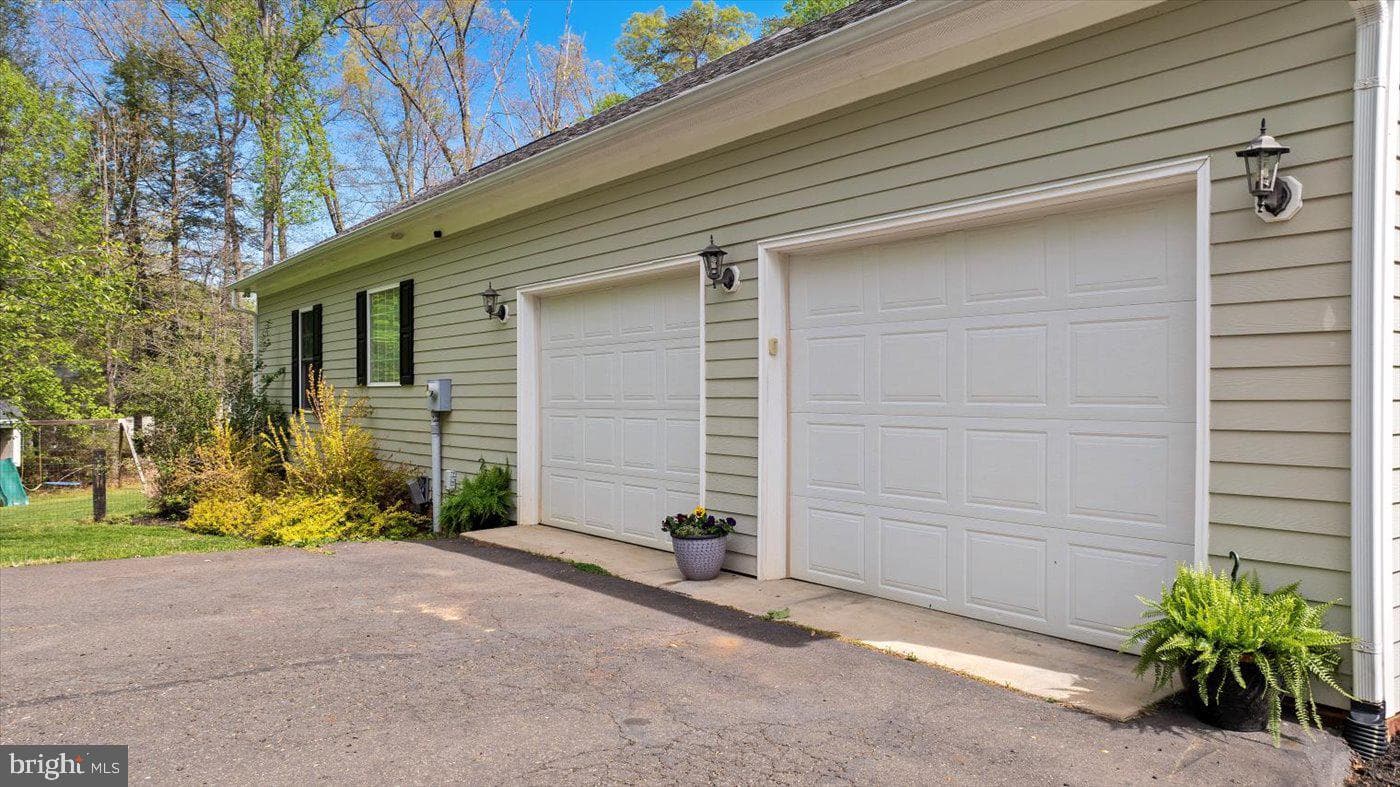 279 Carriage Lane photo 36
