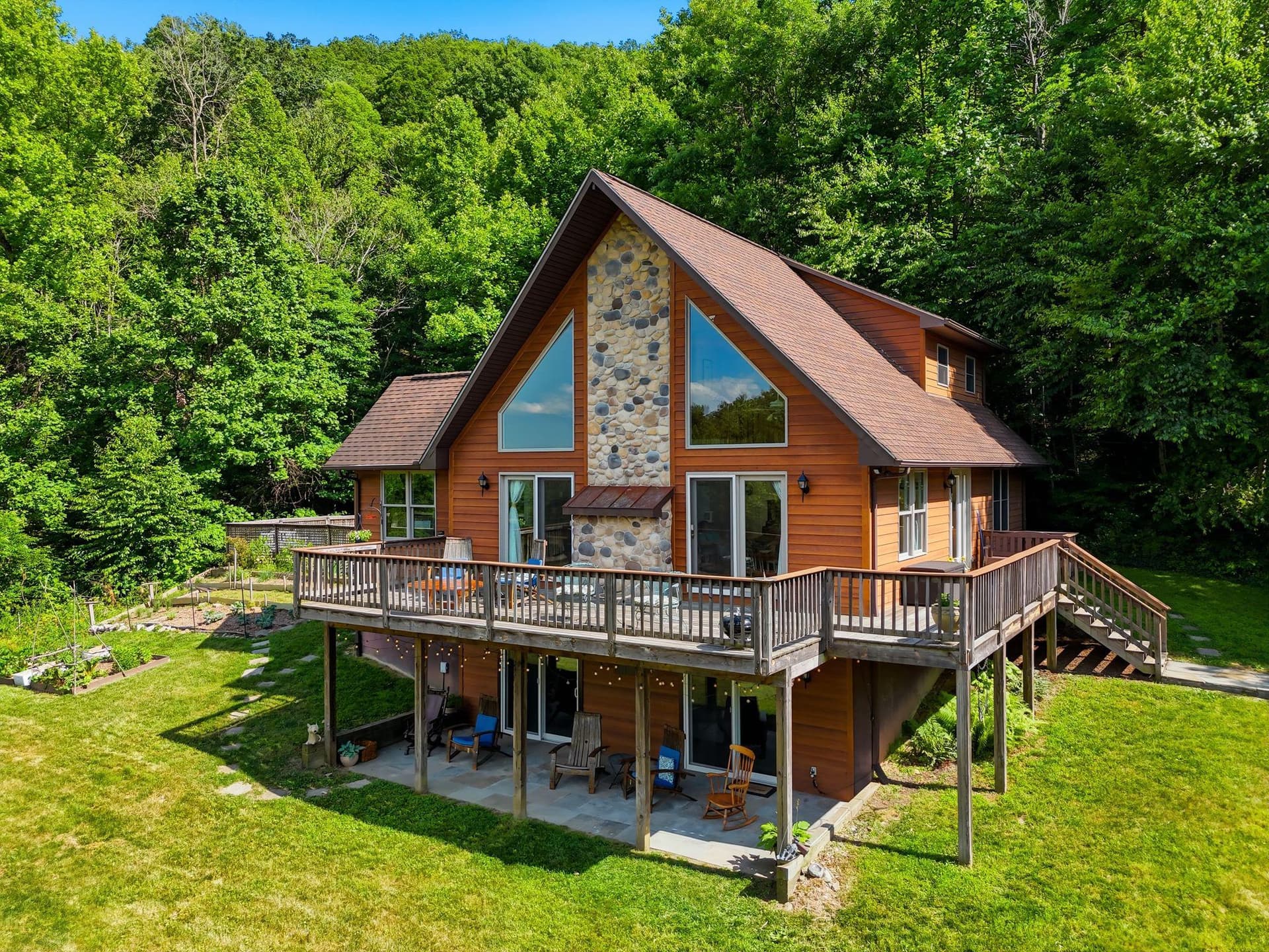 2411 Quaker Run Road, Banco