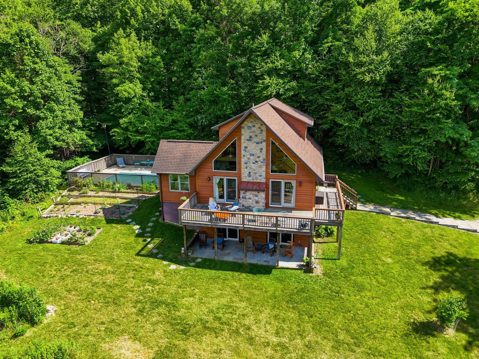 2411 Quaker Run Road, Banco