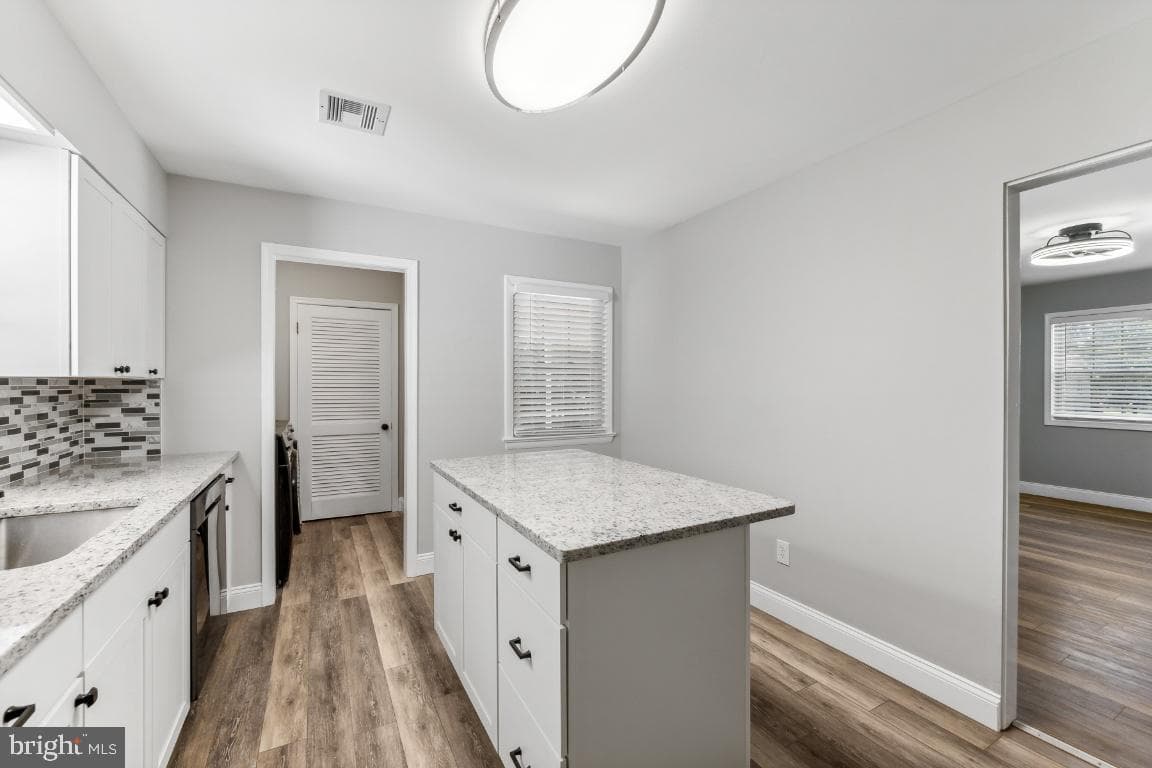 8903 Weir Street photo 4