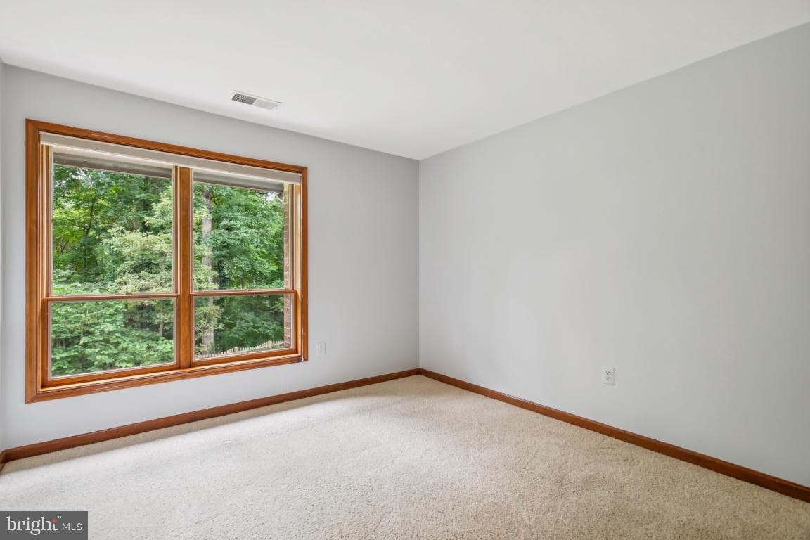 9601 Gladstone Street photo 21