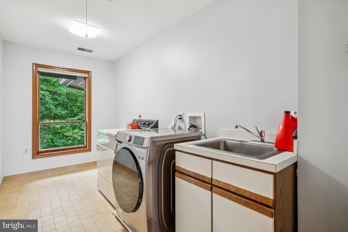 9601 Gladstone Street photo 24