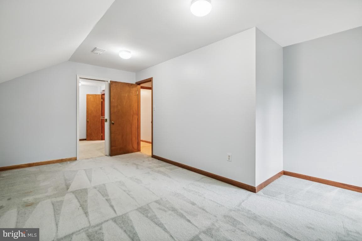 9601 Gladstone Street photo 31