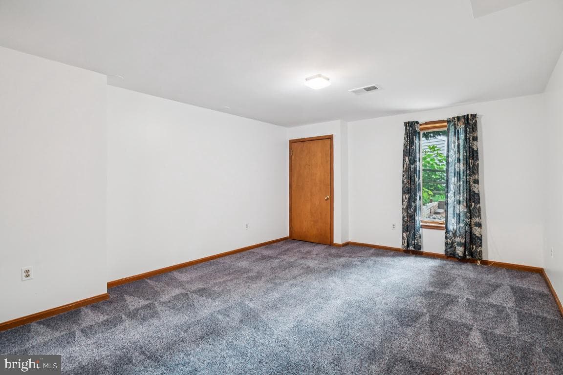 9601 Gladstone Street photo 32