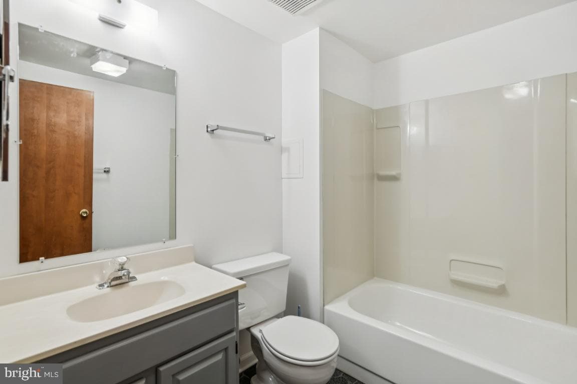 9601 Gladstone Street photo 36