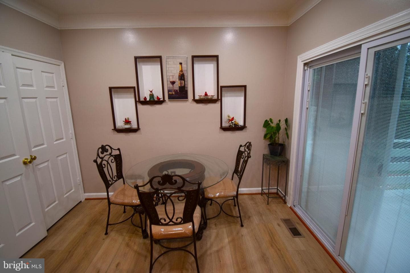 9544 Oakenshaw Drive photo 10