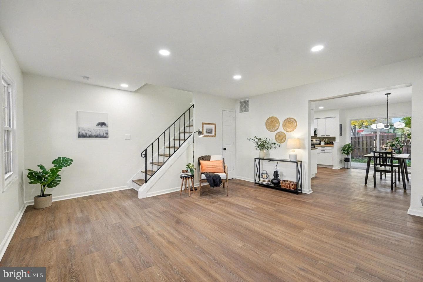 9269 George Street photo 3