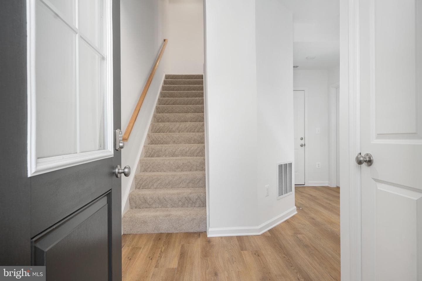 10157 Queens Way photo 3