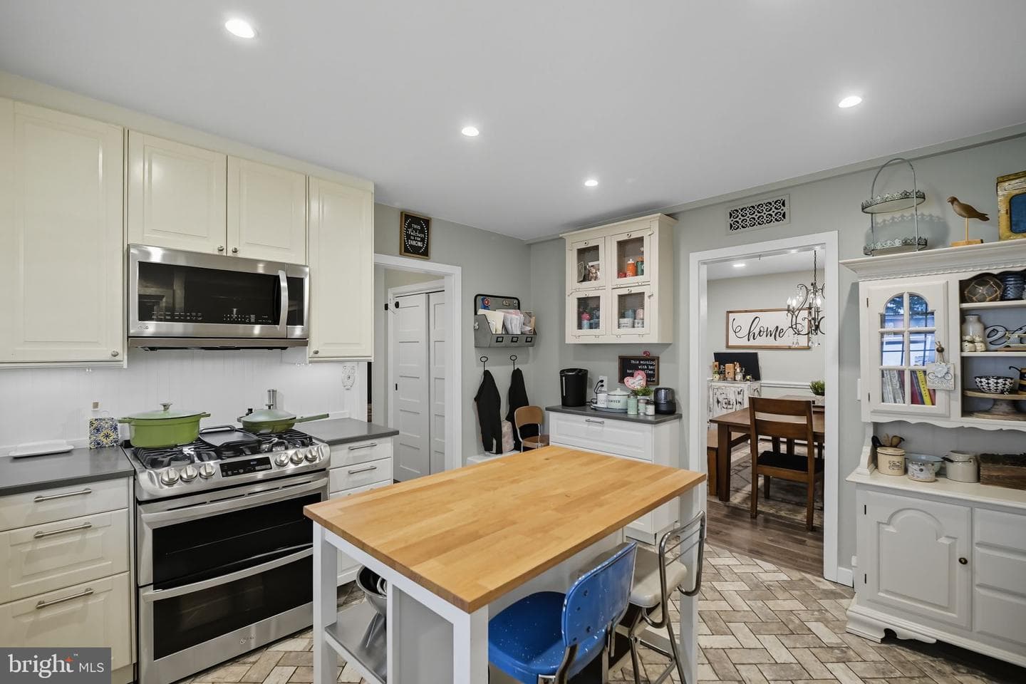 9105 Ewell Street photo 32