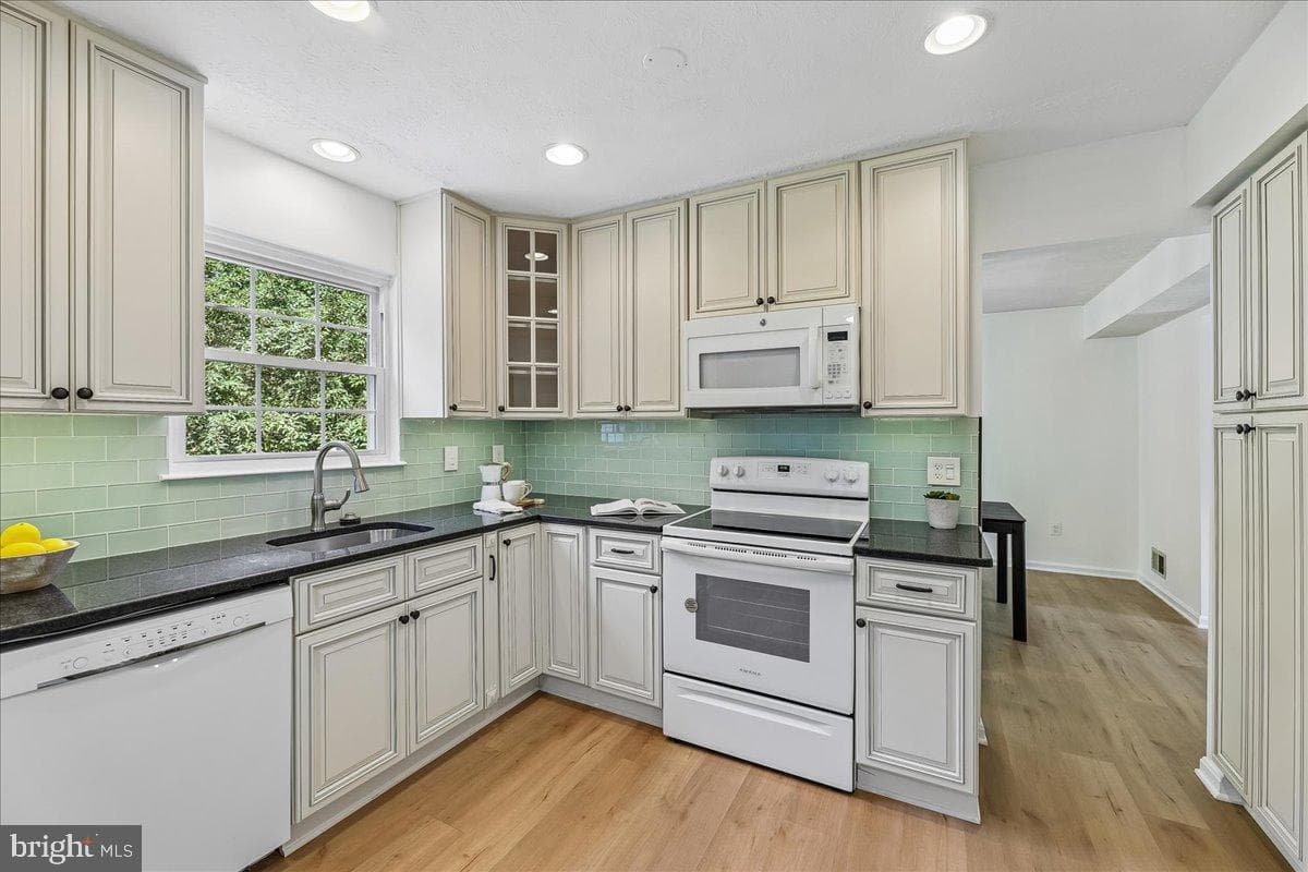 8746 Country Ln photo 10