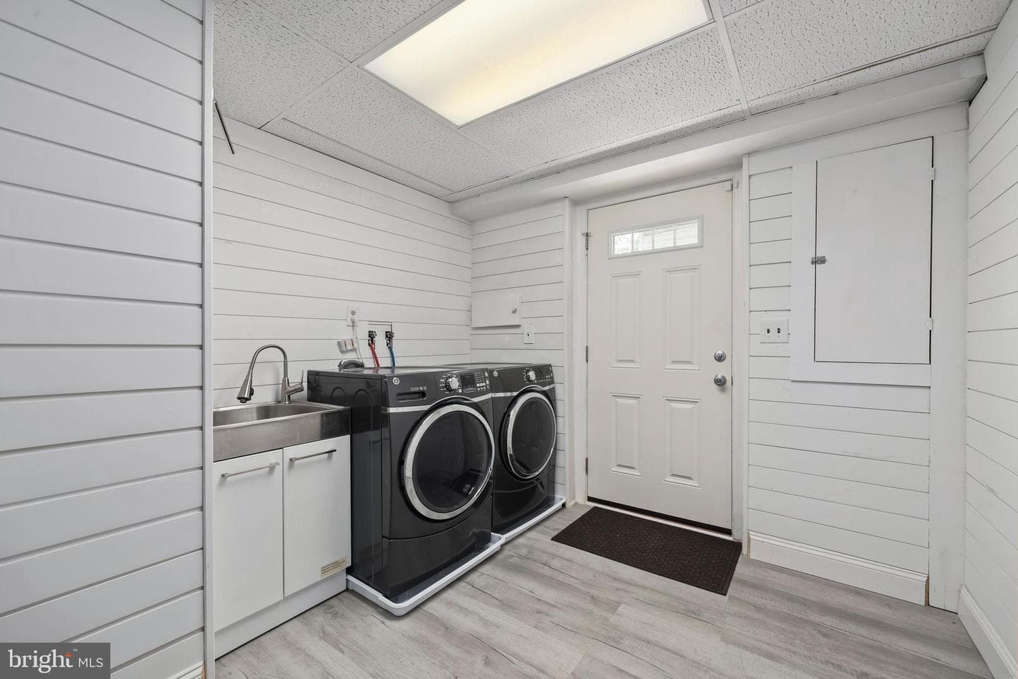 8909 Weir Street photo 34