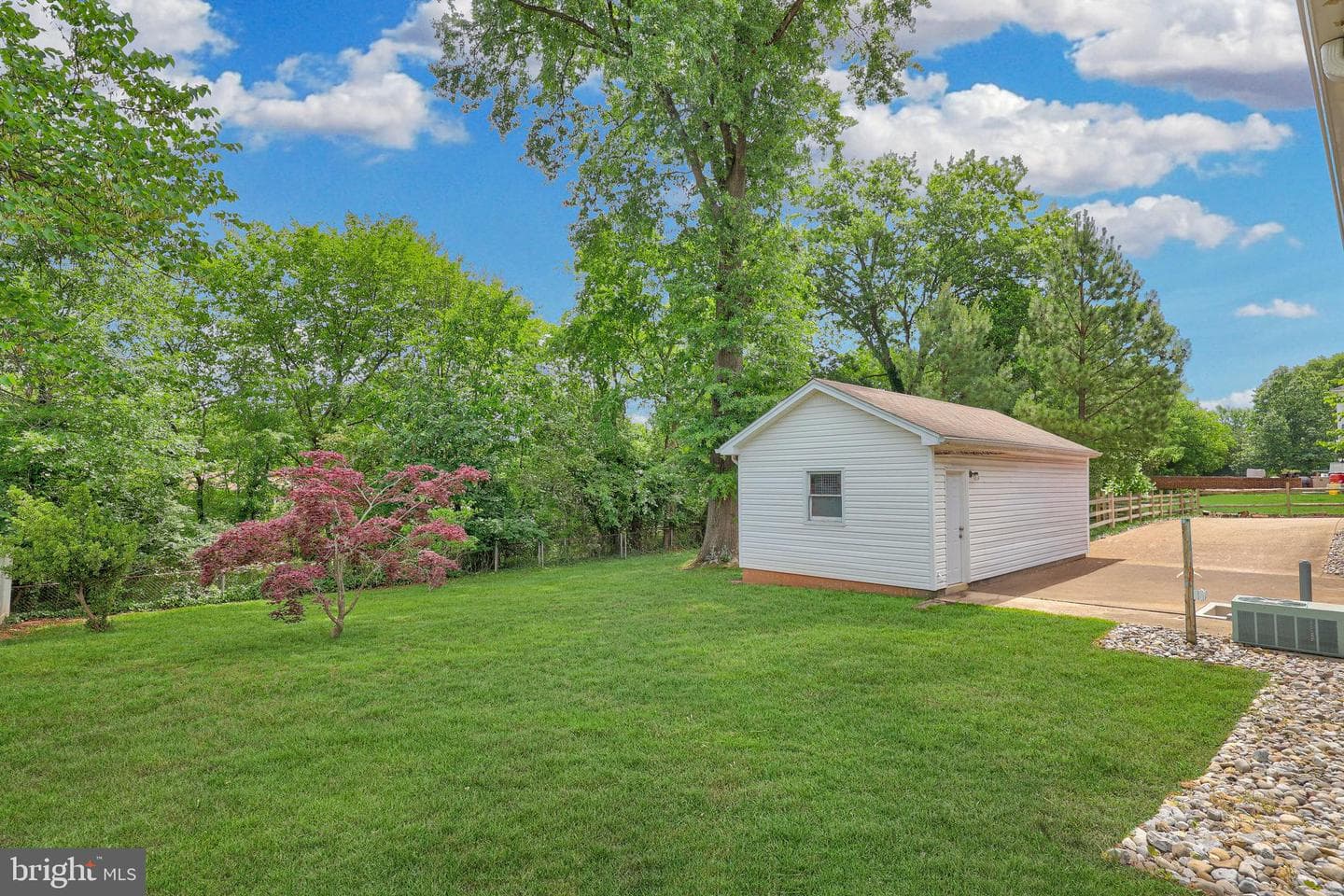 8909 Weir Street photo 37