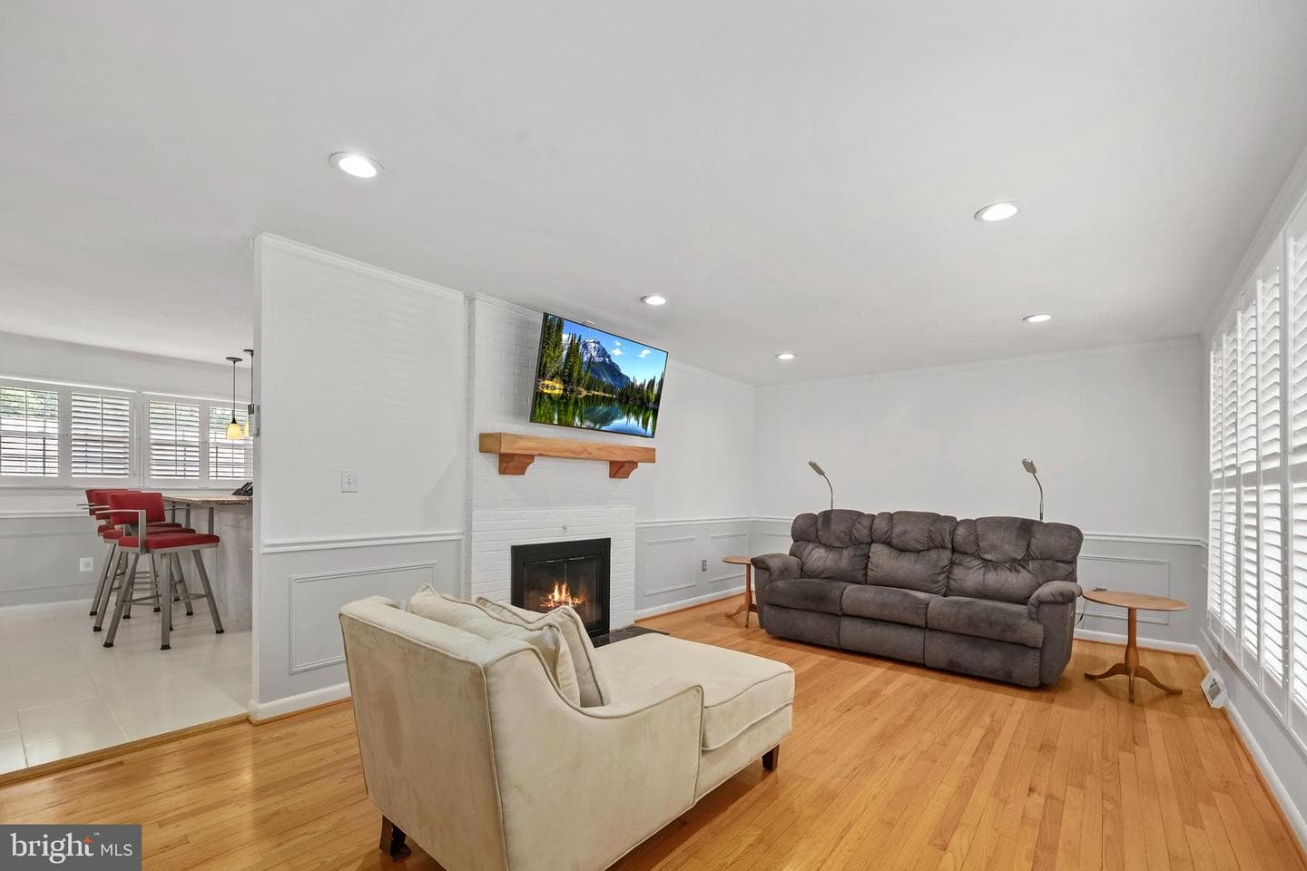 8909 Weir Street photo 4