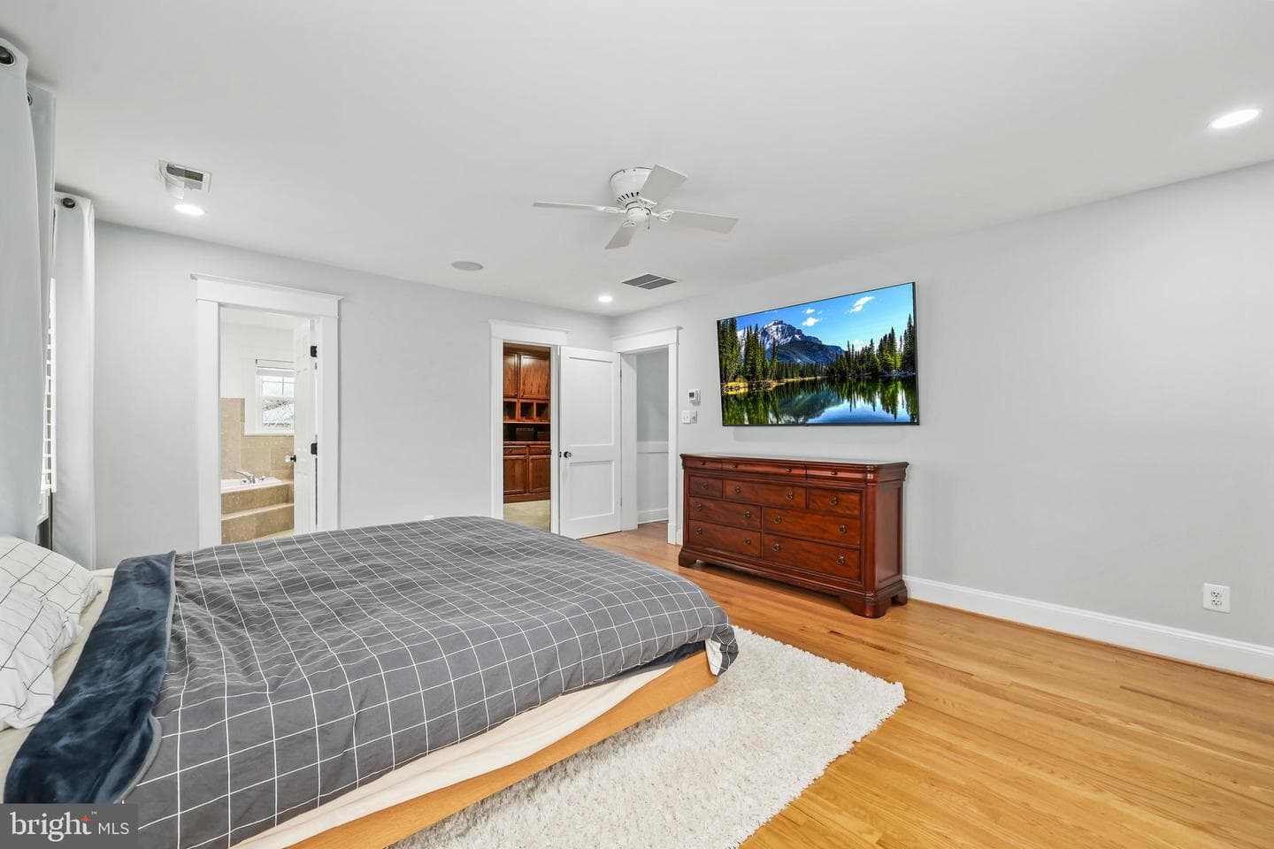 9016 Grant Avenue photo 32