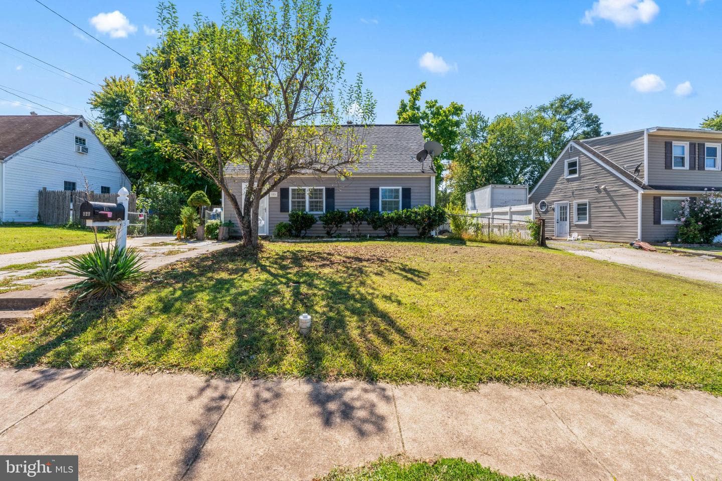 121 Cabbel Drive photo 2