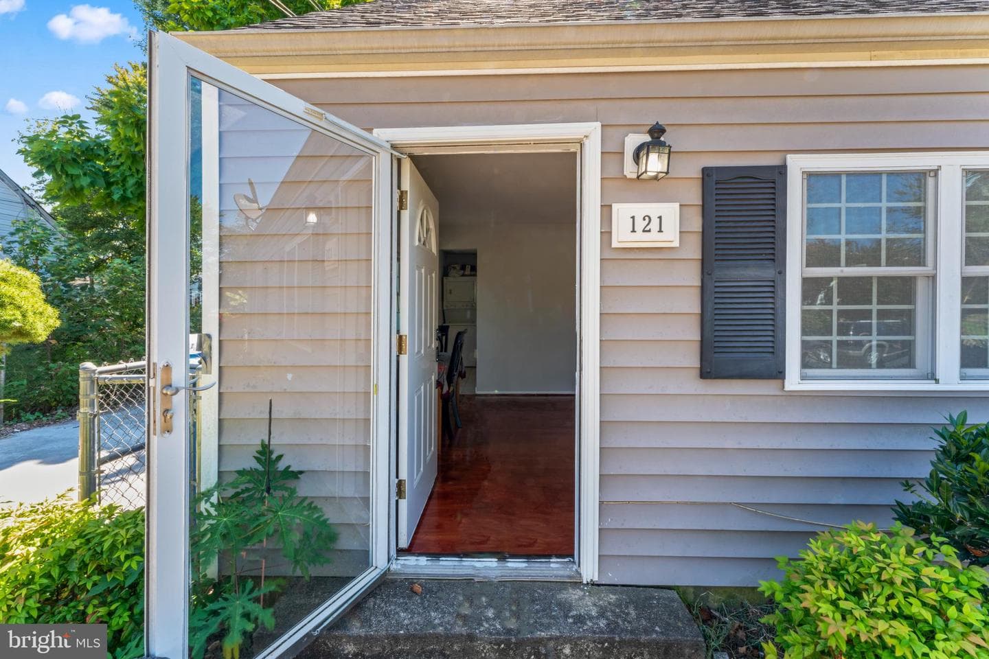 121 Cabbel Drive photo 3