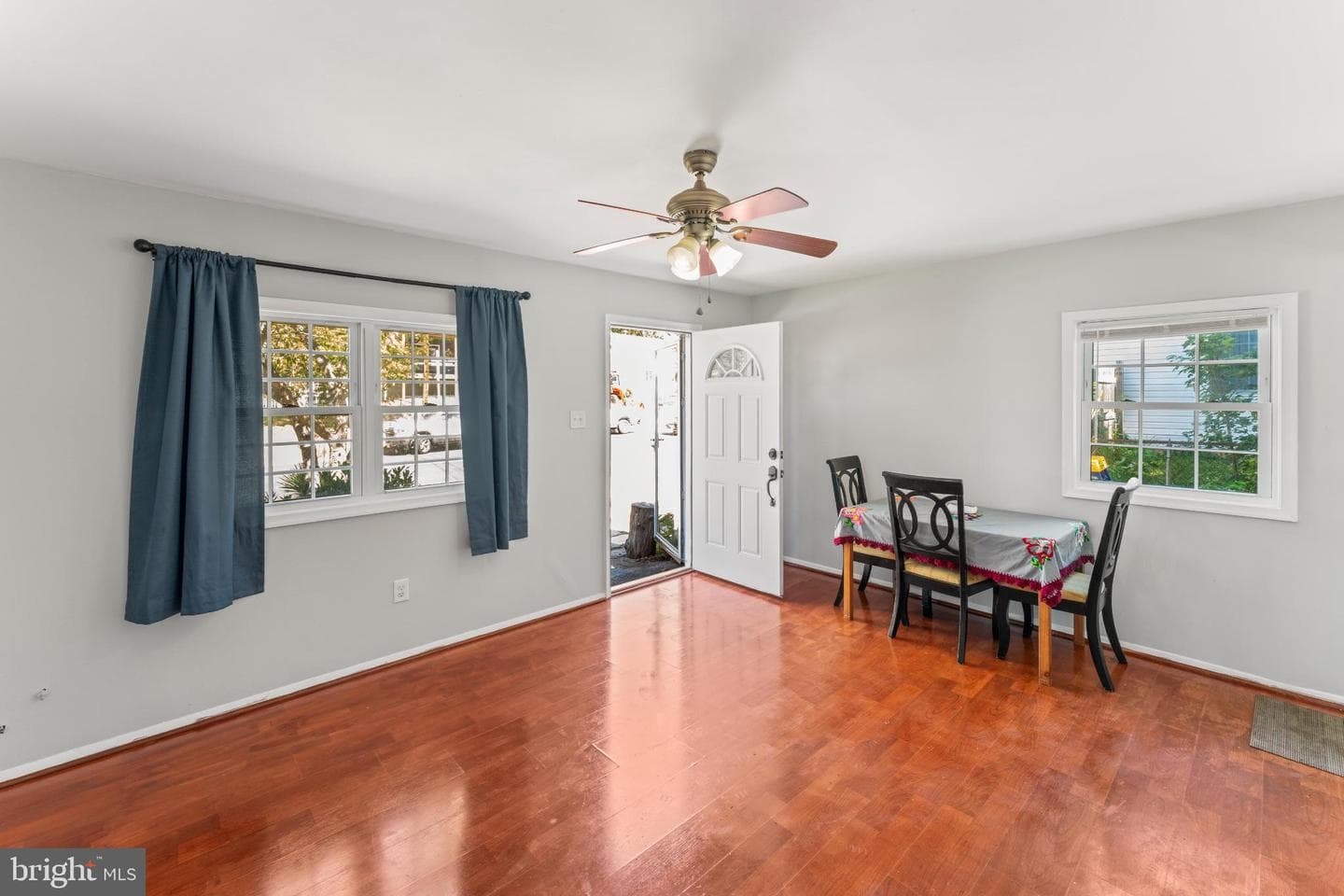 121 Cabbel Drive photo 4