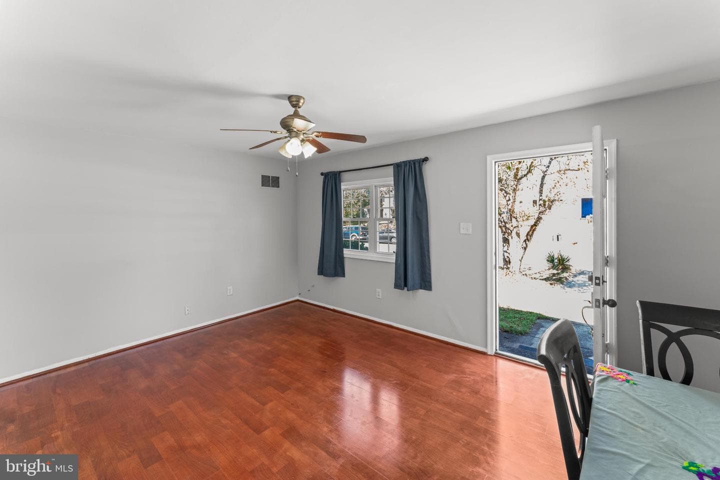 121 Cabbel Drive photo 5