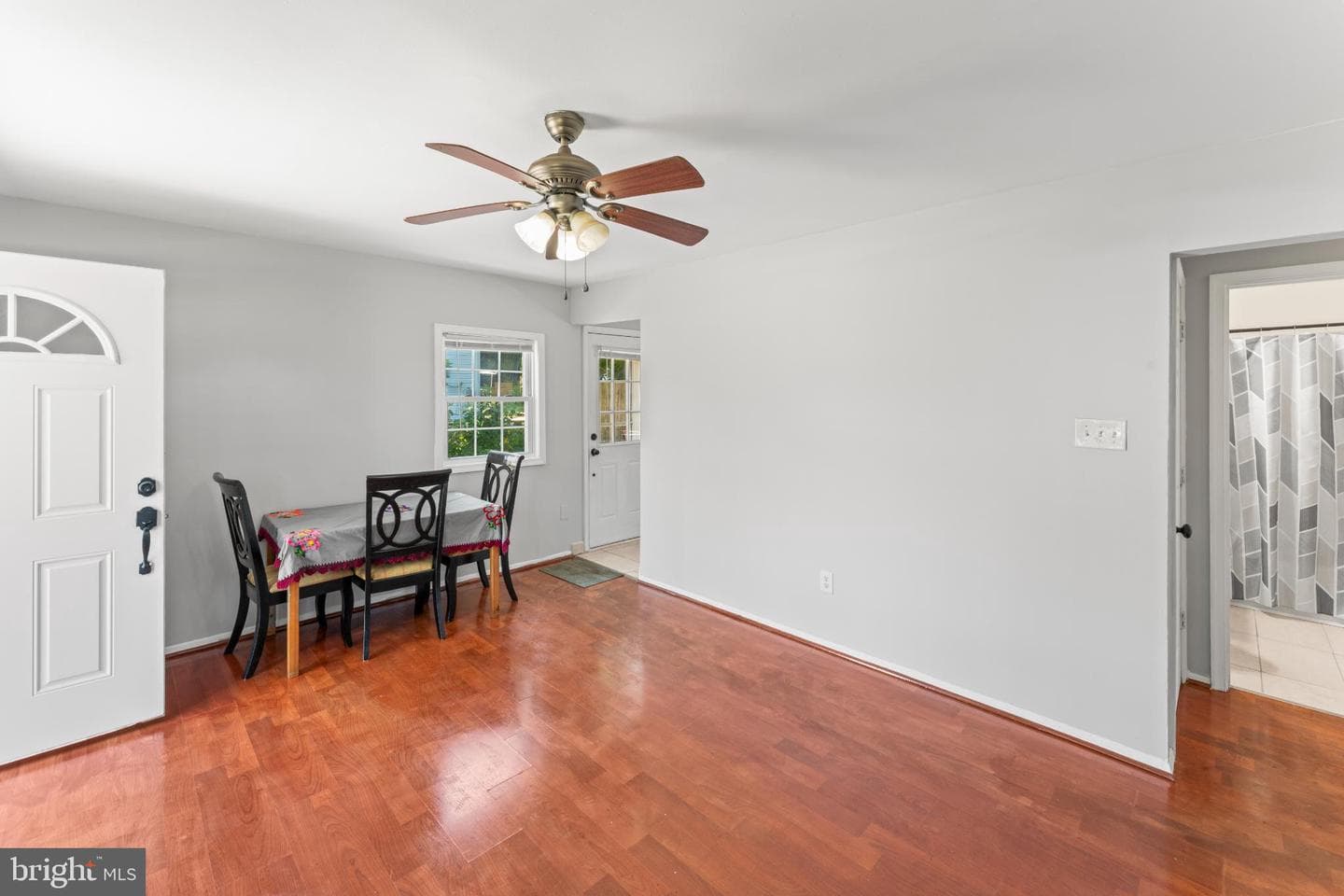 121 Cabbel Drive photo 6