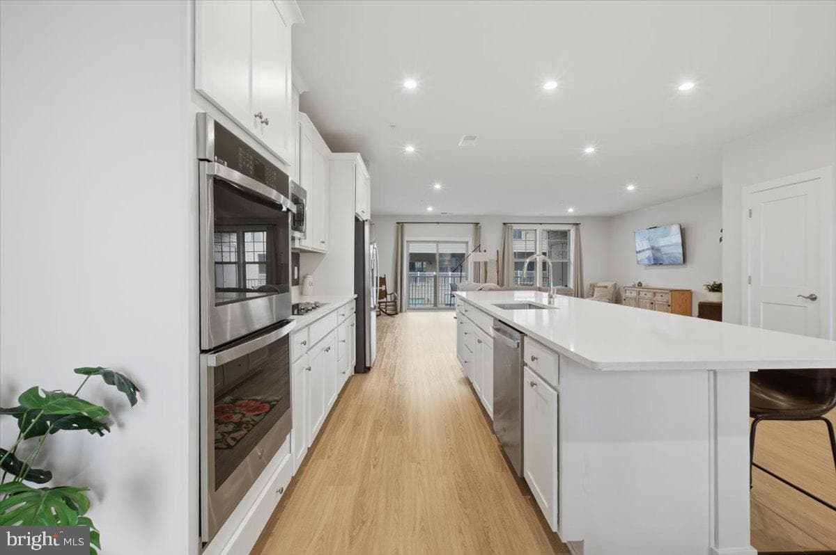 715 Thomas Lane photo 10