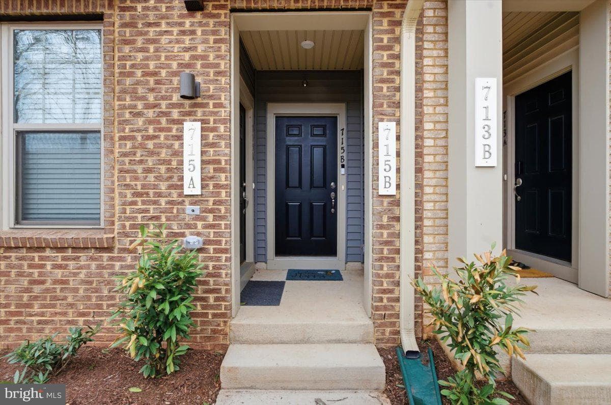 715 Thomas Lane photo 2