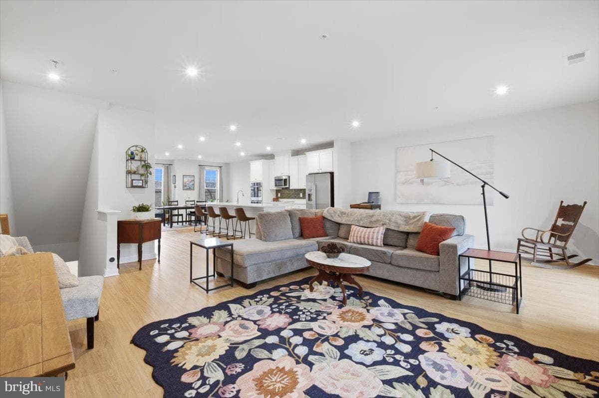 715 Thomas Lane photo 3