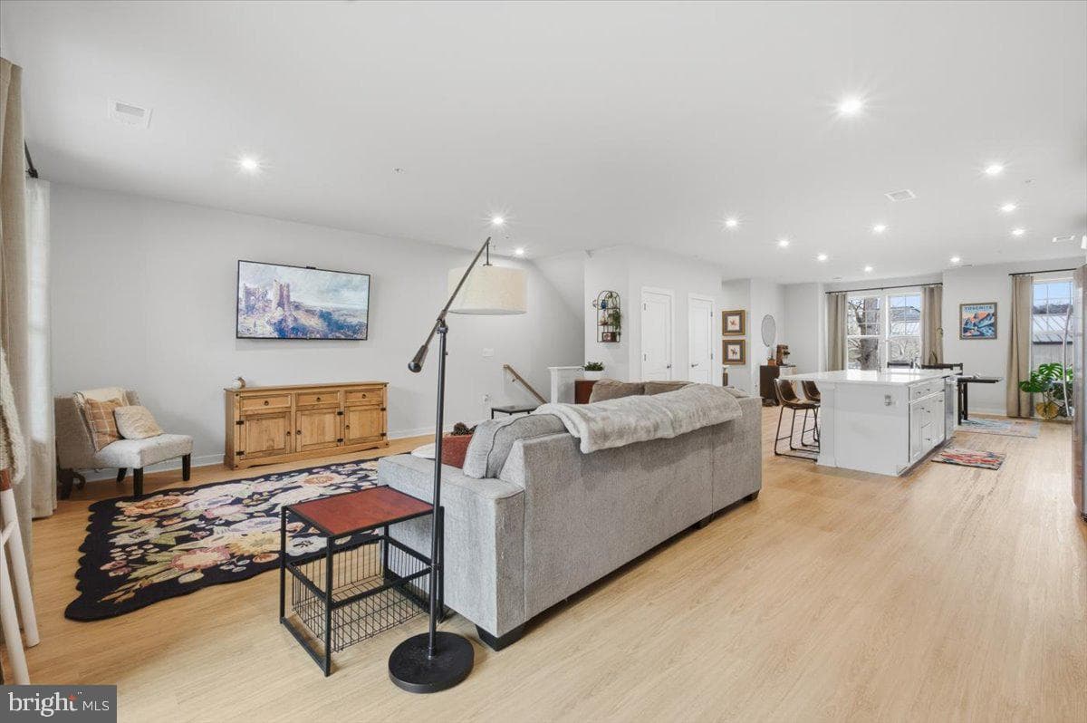 715 Thomas Lane photo 7