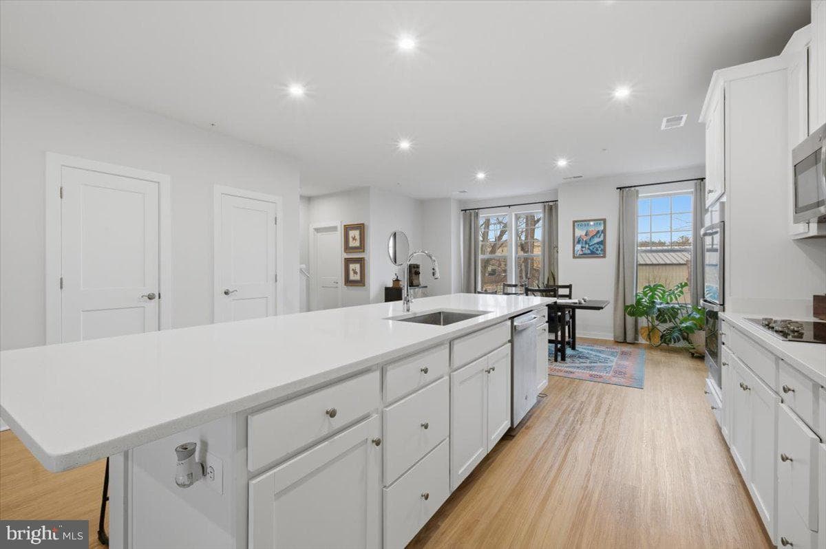 715 Thomas Lane photo 8