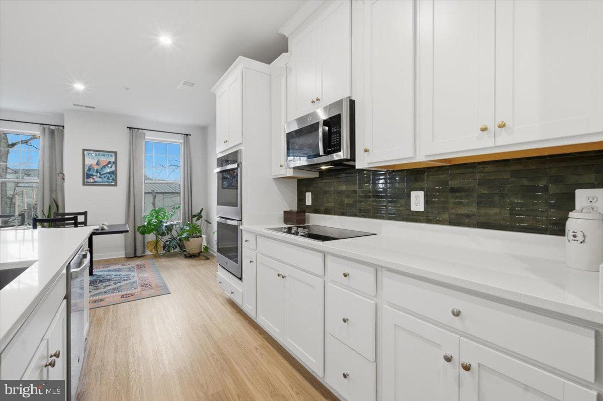 715 Thomas Lane photo 9