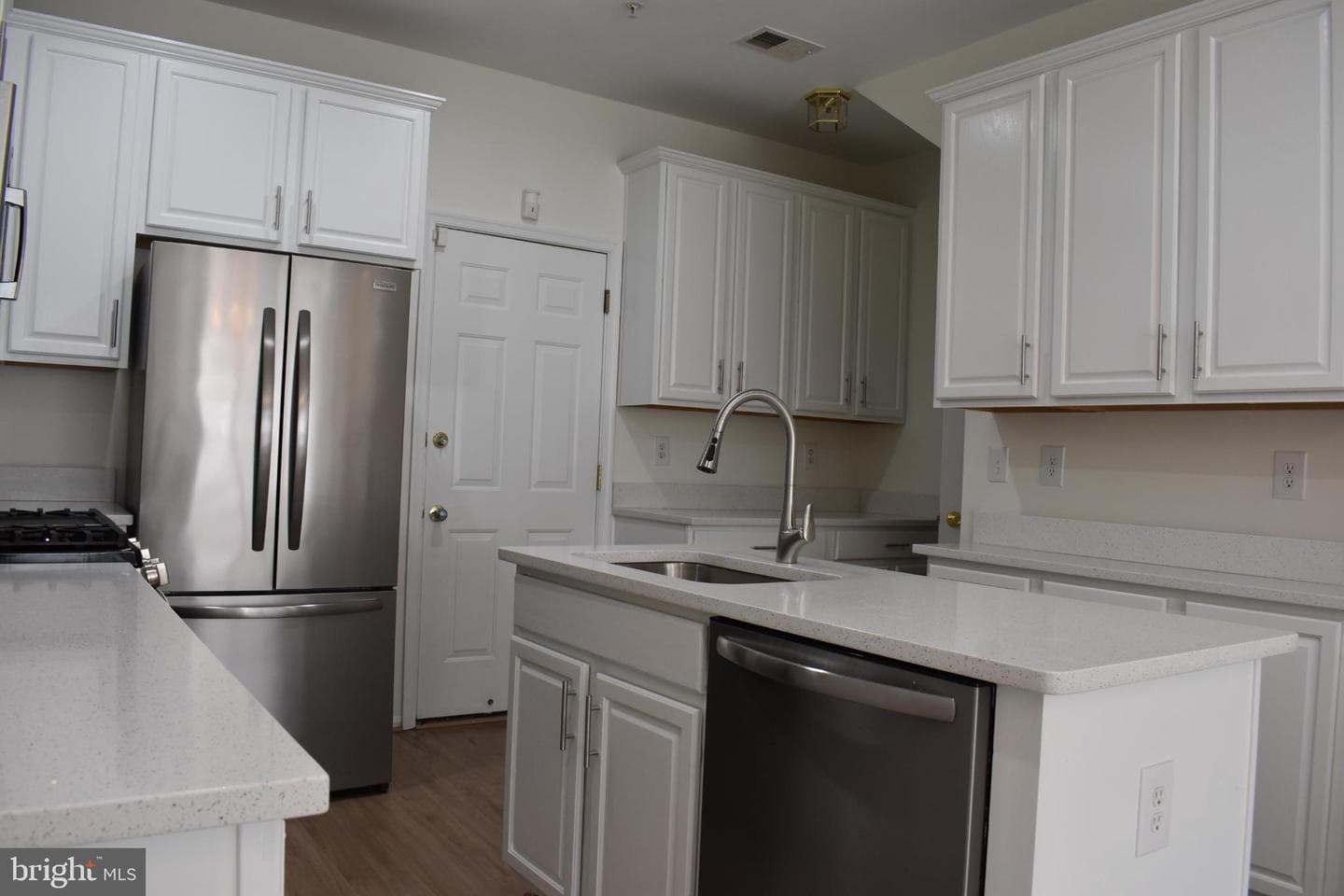 9508 Walker Way photo 2