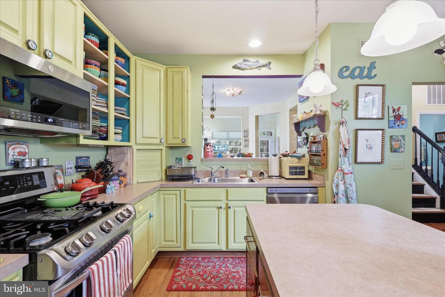 9411 Primrose Ln photo 10