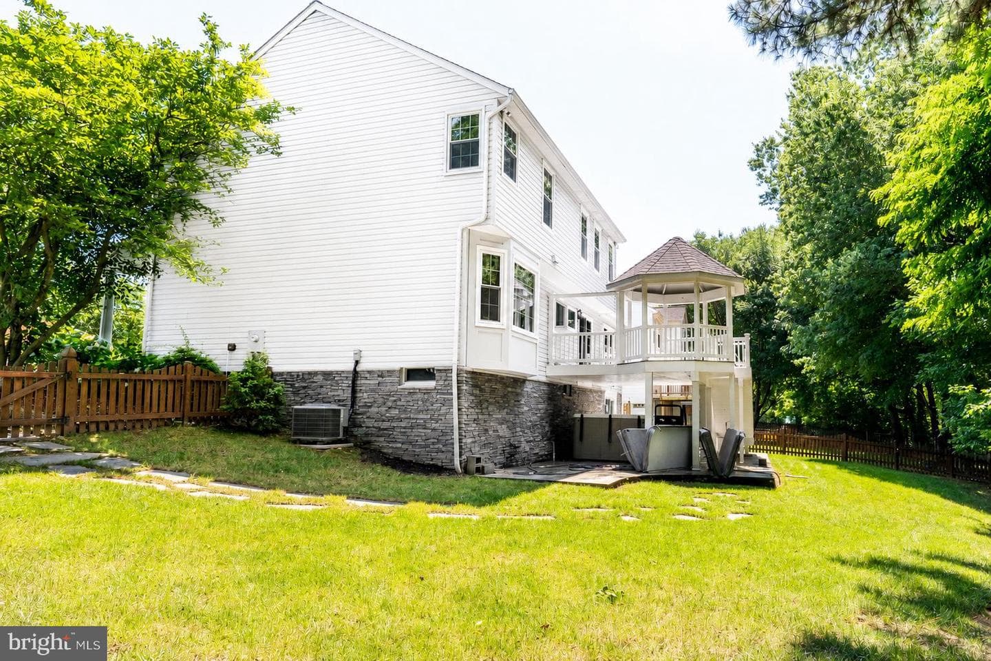 9240 Matthew Drive photo 6
