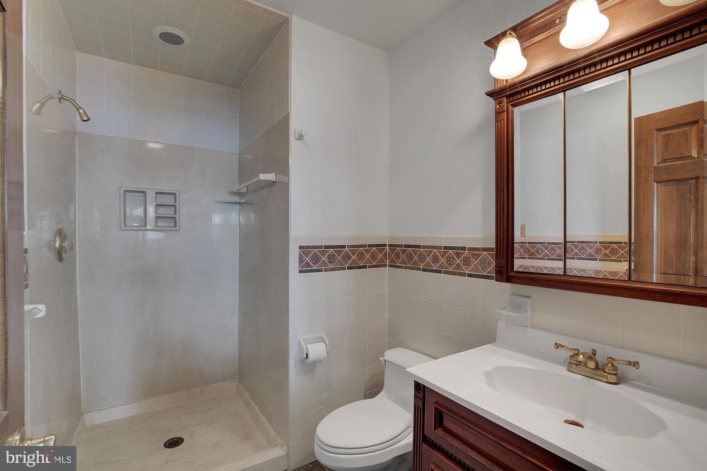 147 Beach Drive photo 43